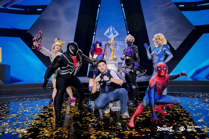 Cosplay group with the trophy