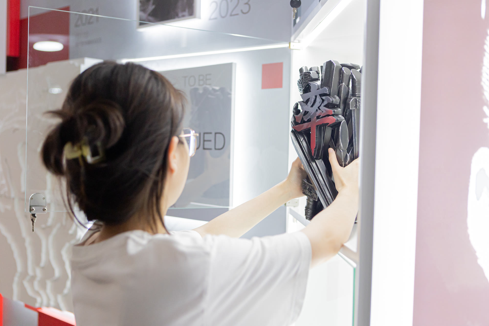 Placing the sculpted mark in its case